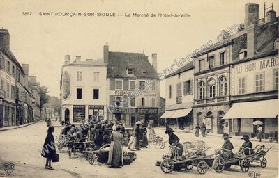 Carte postale ancienne Le Marché de l'Hôtel-de-Ville — Saint-Pourçain-sur-Sioule (Allier)