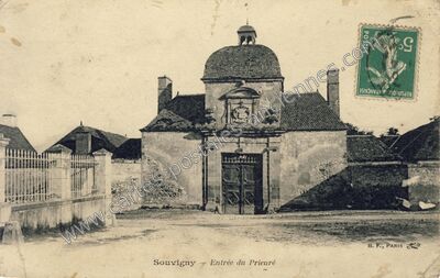 Carte postale ancienne Entrée du Prieuré — Souvigny (Allier)