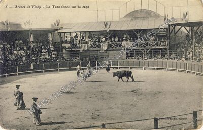 Carte postale ancienne Arènes - Le Toro fonce sur la cape — Vichy (Allier)