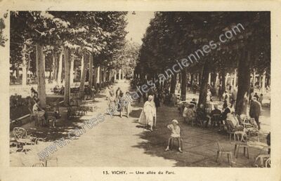 Carte postale ancienne Une allée du Parc — Vichy (Allier)
