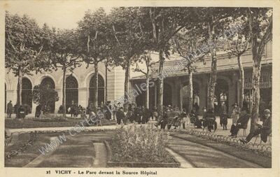 Carte postale ancienne Le Parc devant la Source Hôpital — Vichy (Allier)