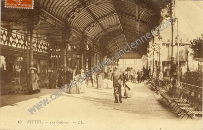 Carte postale ancienne Les Galeries — Vittel (Vosges)