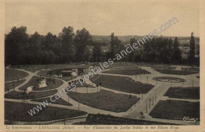 Carte postale ancienne Vue d'Ensemble du Jardin Public et des Pièces d'eau — Lapalisse (Allier)