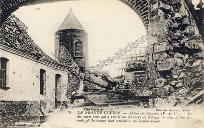 Carte postale ancienne LA GRANDE GUERRE. — Un des rares toits qui a resisté au massacre du Village — Ablain-Saint-Nazaire (Pas-de-Calais)