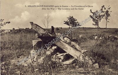 Carte postale ancienne Le Cimetière et le Christ — Ablain-Saint-Nazaire (Pas-de-Calais)