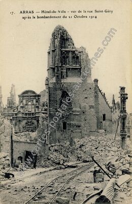 Carte postale ancienne Hôtel-de-Ville - vue de la rue Saint-Géry après le bombardement du 21 Octobre 1914 — Arras (Pas-de-Calais)