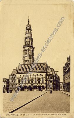 Carte postale ancienne La Petite Place et l'Hôtel de Ville — Arras (Pas-de-Calais)