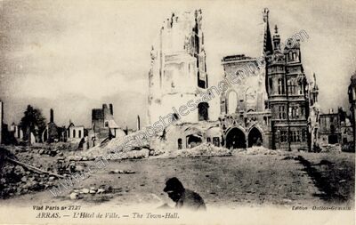 Carte postale ancienne L'Hôtel de Ville. — The Town-Hall — Arras (Pas-de-Calais)