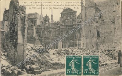 Carte postale ancienne La Grande Guerre 1914-15 - Un coin bombardé et incendié par les Allemands — Arras (Pas-de-Calais)