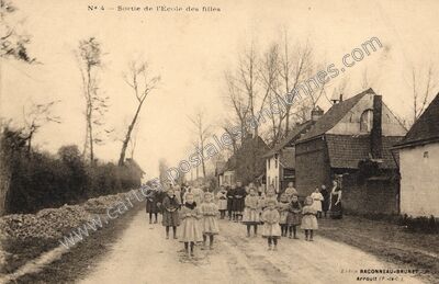 Carte postale ancienne Sortie de l'École des filles — Avroult (Pas-de-Calais)