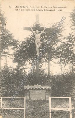 Carte postale ancienne Le Calvaire Commémoratif sur le cimetière de la Bataille d'Azincourt (1415) — Azincourt (Pas-de-Calais)