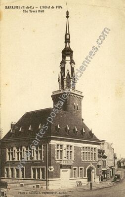 Carte postale ancienne L'Hôtel de Ville — Bapaume (Pas-de-Calais)