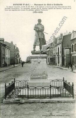 Carte postale ancienne Monument du Général Faidherbe — Bapaume (Pas-de-Calais)