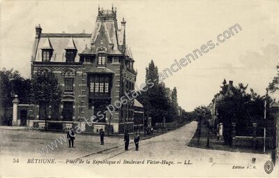 Carte postale ancienne Place de la République et Boulevard Victor-Hugo — Béthune (Pas-de-Calais)