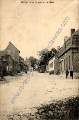 Carte postale ancienne Un coin de la place — Bléquin (Pas-de-Calais)