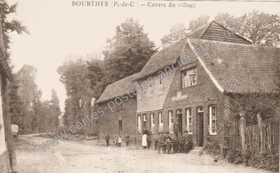 Carte postale ancienne Centre du village — Bourthes (Pas-de-Calais)