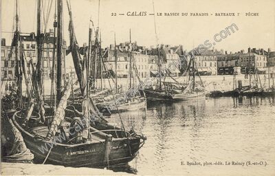 Carte postale ancienne Le Bassin du Paradis - Bateaux de pêche — Calais (Pas-de-Calais)