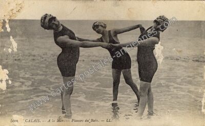 Carte postale ancienne A la Mer. -- Plaisirs du Bain — Calais (Pas-de-Calais)