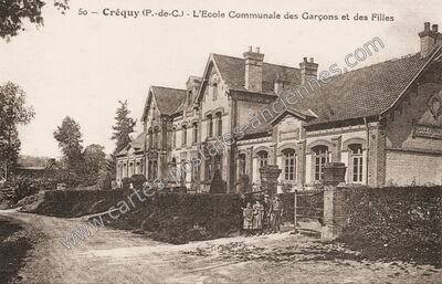 Carte postale ancienne L'Ecole Communale des Garçons et des Filles — Créquy (Pas-de-Calais)