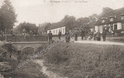 Carte postale ancienne Sur la Place — Créquy (Pas-de-Calais)