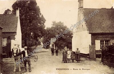 Carte postale ancienne Route de Bientques — Esquerdes (Pas-de-Calais)