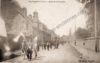 Carte postale ancienne Sortie de la Poudrerie — Esquerdes (Pas-de-Calais)