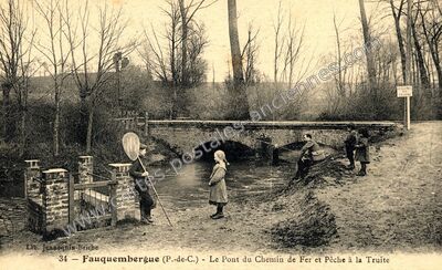 Carte postale ancienne Le Pont du Chemin de Fer et Pêche à la Truite — Fauquembergues (Pas-de-Calais)