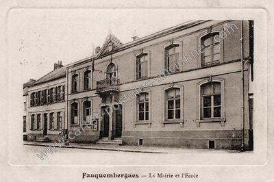 Carte postale ancienne La Mairie et l'École — Fauquembergues (Pas-de-Calais)