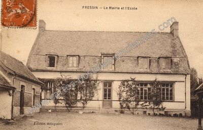 Carte postale ancienne La Mairie et l'Ecole — Fressin (Pas-de-Calais)