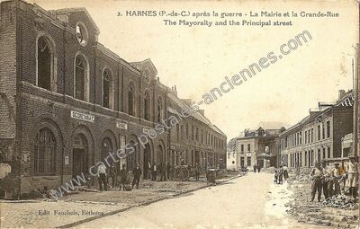 Carte postale ancienne La Mairie et la Grande-Rue — Harnes (Pas-de-Calais)