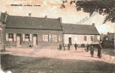 Carte postale ancienne La Place - L'école — Herbelles (Pas-de-Calais)