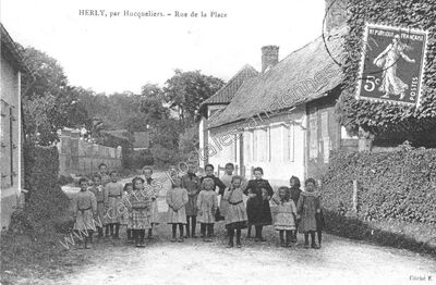 Carte postale ancienne Rue de la Place — Herly (Pas-de-Calais)