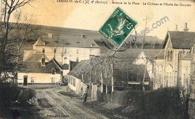 Carte postale ancienne Avenue de la Place - Le Château et l'Ecole des Garçons — Lebiez (Pas-de-Calais)