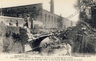 Carte postale ancienne Le Pont qui va à l'usine détruit par un obus le 26 mai 1915 — Marœuil (Pas-de-Calais)