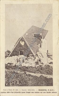 Carte postale ancienne Curieux effet d'un projectile ayant frappé une maison sur une façade latérale — Marœuil (Pas-de-Calais)