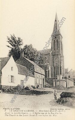 Carte postale ancienne L'Eglise vue de la Rue d'en bas — Mont-Saint-Éloi (Pas-de-Calais)