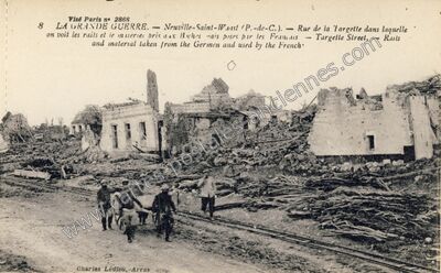 Carte postale ancienne LA GRANDE GUERRE. — Rue de la Targette dans laquelle on voit les rails et le materiel… — Neuville-Saint-Vaast (Pas-de-Calais)