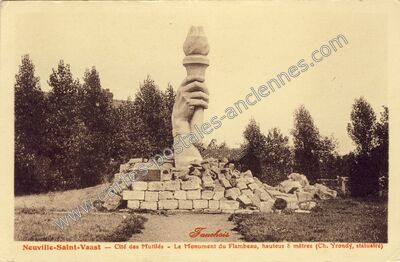 Carte postale ancienne Cité des Mutilés - Le Monument du Flambeau, hauteur 8 mètres (Ch. Yrondy, statuaire) — Neuville-Saint-Vaast (Pas-de-Calais)