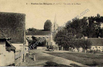 Carte postale ancienne Un coin de la Place — Nielles-lès-Bléquin (Pas-de-Calais)