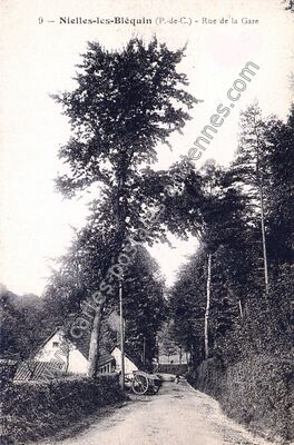 Carte postale ancienne Rue de la Gare — Nielles-lès-Bléquin (Pas-de-Calais)