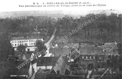 Carte postale ancienne Vue panoramique du centre du Village, prise de la tour de l'Église — Nielles-lès-Bléquin (Pas-de-Calais)