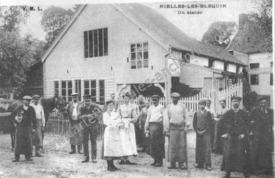 Carte postale ancienne Un atelier — Nielles-lès-Bléquin (Pas-de-Calais)