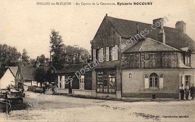 Carte postale ancienne Au Centre de la Commune, Épicerie ROCOURT — Nielles-lès-Bléquin (Pas-de-Calais)