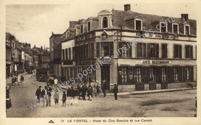 Carte postale ancienne Hôtel du Coq Gaulois et rue Carnot — Le Portel (Pas-de-Calais)