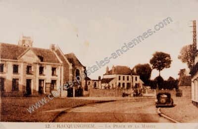 Carte postale ancienne La Place et la Mairie — Racquinghem (Pas-de-Calais)