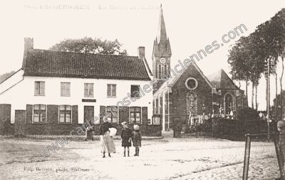 Carte postale ancienne La Mairie et l'Eglise — Racquinghem (Pas-de-Calais)