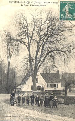 Carte postale ancienne Le Pont - L'Arbre de Liberté — Royon (Pas-de-Calais)