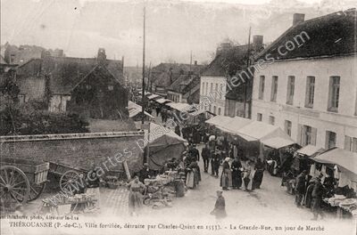 Carte postale ancienne La Grande-Rue, un jour de Marché — Thérouanne (Pas-de-Calais)