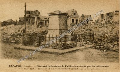 Carte postale ancienne Piédestal de la statue de Faidherbe enlevée par les Allemands — Bapaume (Pas-de-Calais)