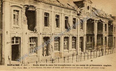 Carte postale ancienne École dont la cour fut transformée en un camp de prisonniers anglais — Bapaume (Pas-de-Calais)